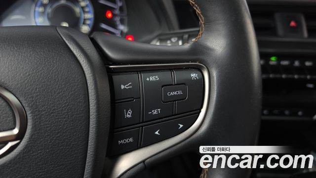 Lexus UX 2019 — photo 15