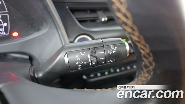 Lexus UX 2019 — photo 19