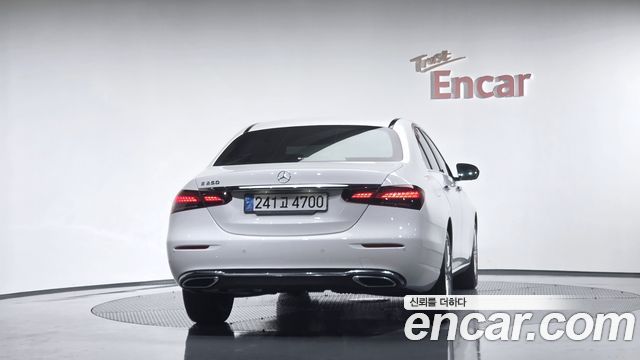 Mercedes-Benz E-Class 2022 — photo 4