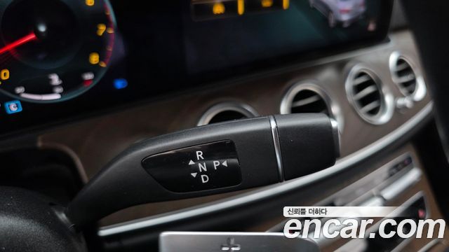 Mercedes-Benz E-Class 2022 — photo 12