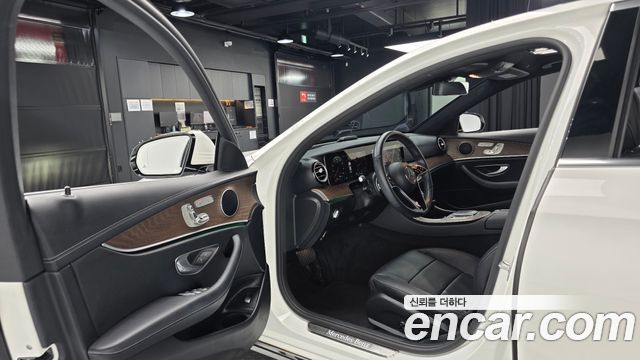 Mercedes-Benz E-Class 2022 — photo 13