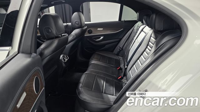 Mercedes-Benz E-Class 2022 — photo 18