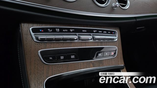 Mercedes-Benz E-Class 2022 — photo 24