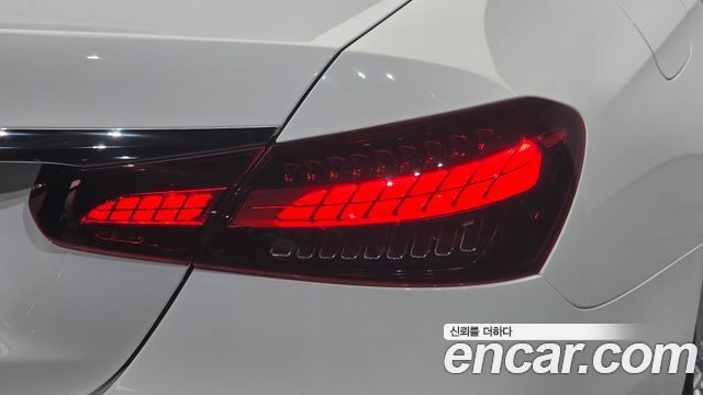 Mercedes-Benz E-Class 2022 — photo 9