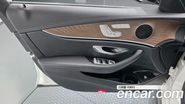Mercedes-Benz E-Class 2022 — photo 14