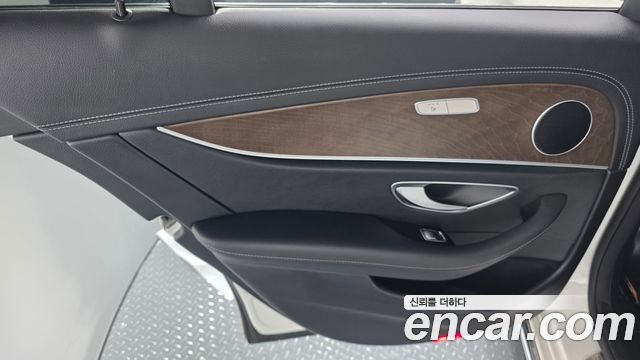 Mercedes-Benz E-Class 2022 — photo 15