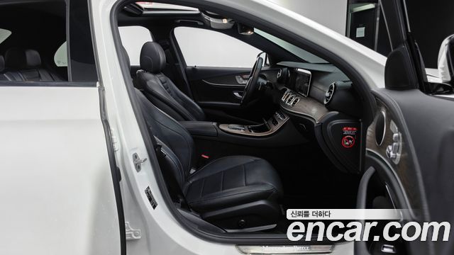 Mercedes-Benz E-Class 2022 — photo 16
