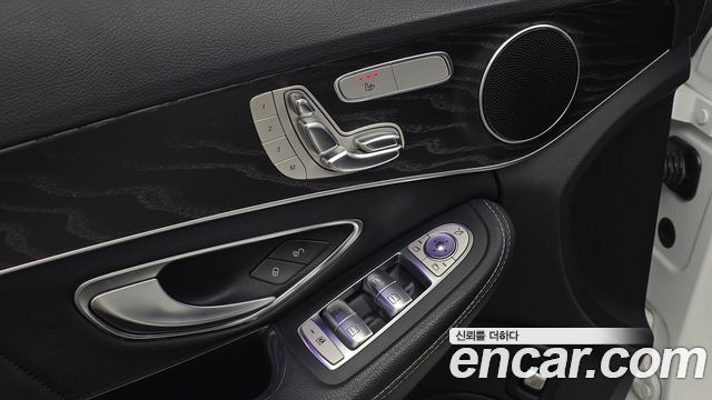 Mercedes-Benz C-Class 2019 — photo 16