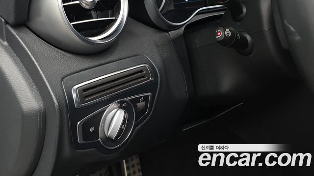 Mercedes-Benz C-Class 2019 — photo 17