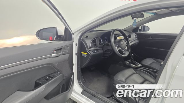 Hyundai AVANTE 2017 — photo 10