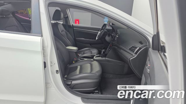 Hyundai AVANTE 2017 — photo 11
