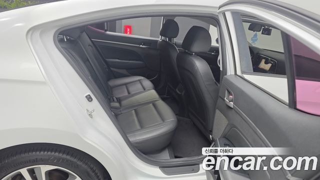 Hyundai AVANTE 2017 — photo 12