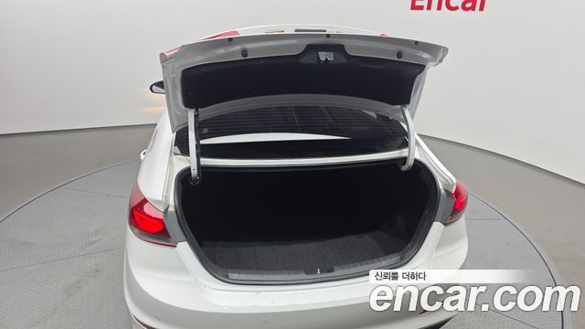 Hyundai AVANTE 2017 — photo 20