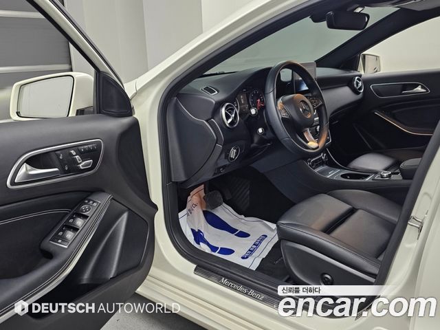 Mercedes-Benz A-Class 2018 — photo 11