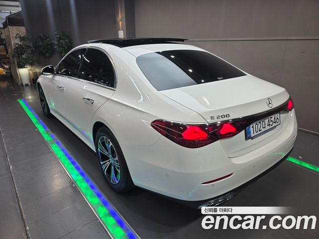 Mercedes-Benz E-Class 2025 — photo 2