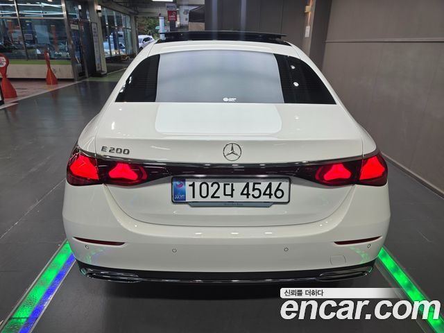 Mercedes-Benz E-Class 2025 — photo 4