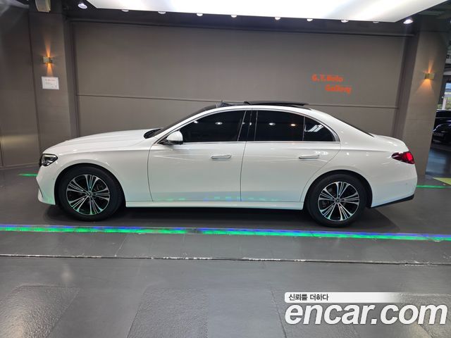Mercedes-Benz E-Class 2025 — photo 11