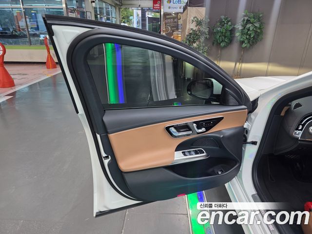 Mercedes-Benz E-Class 2025 — photo 12