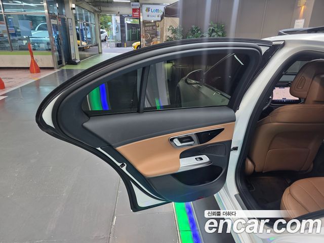 Mercedes-Benz E-Class 2025 — photo 13