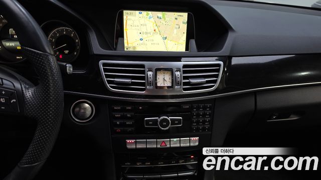 Mercedes-Benz E-Class 2014 — photo 19
