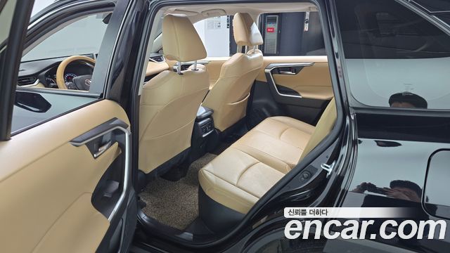Toyota RAV4 2021 — photo 17
