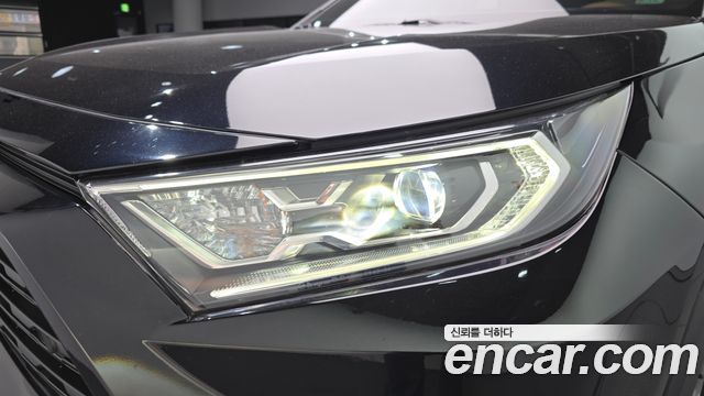 Toyota RAV4 2021 — photo 8