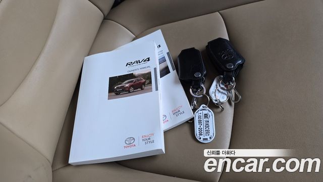 Toyota RAV4 2021 — photo 31
