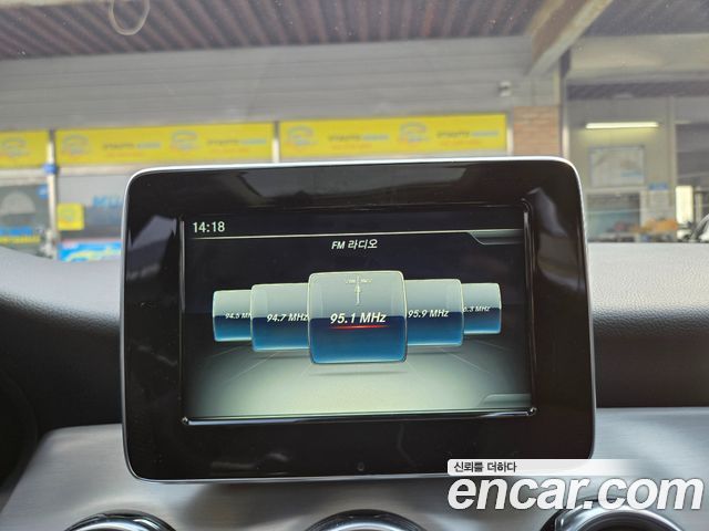 Mercedes-Benz GLA-Class 2019 — photo 12