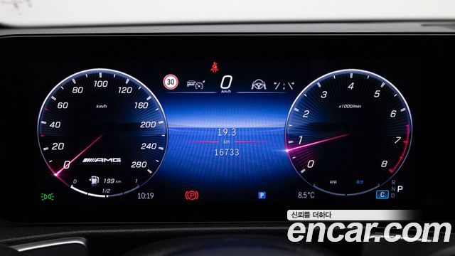 Mercedes-Benz GLB-Class 2025 — photo 8
