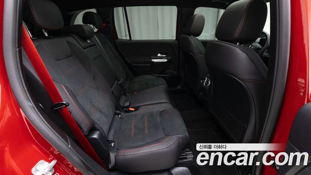 Mercedes-Benz GLB-Class 2025 — photo 10