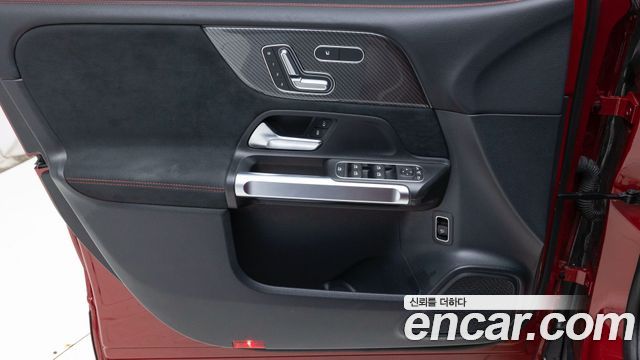 Mercedes-Benz GLB-Class 2025 — photo 15