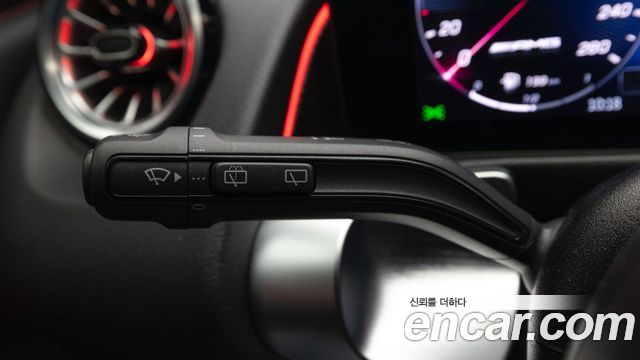 Mercedes-Benz GLB-Class 2025 — photo 18