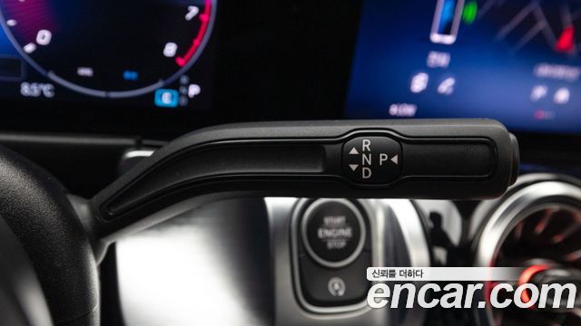 Mercedes-Benz GLB-Class 2025 — photo 19