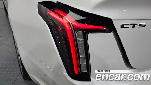 Cadillac CT5 2023 — photo 9
