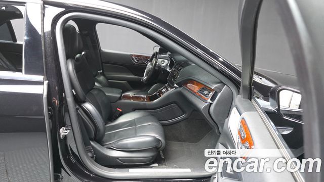 Lincoln Continental 2019 — photo 11