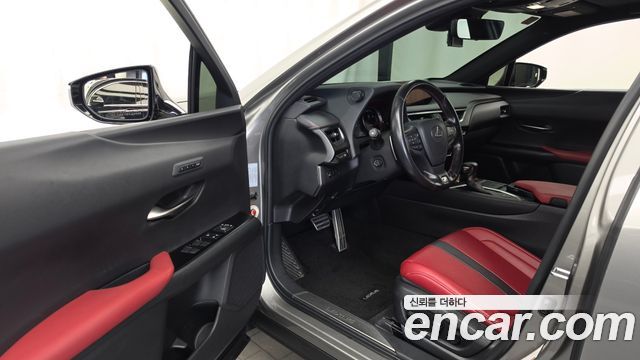 Lexus UX 2020 — photo 13