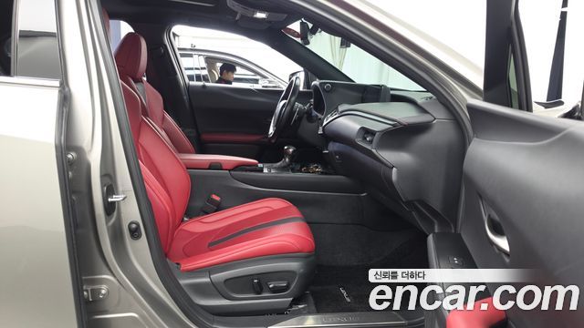 Lexus UX 2020 — photo 17
