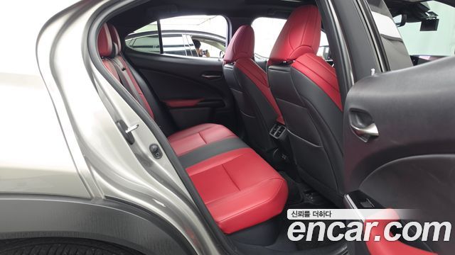 Lexus UX 2020 — photo 18