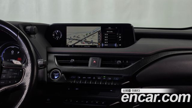 Lexus UX 2020 — photo 20