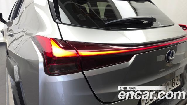 Lexus UX 2020 — photo 9