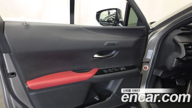 Lexus UX 2020 — photo 14