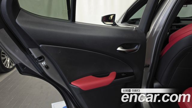 Lexus UX 2020 — photo 15