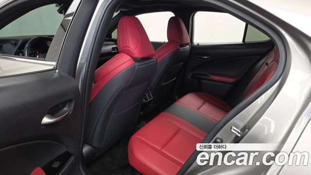 Lexus UX 2020 — photo 16