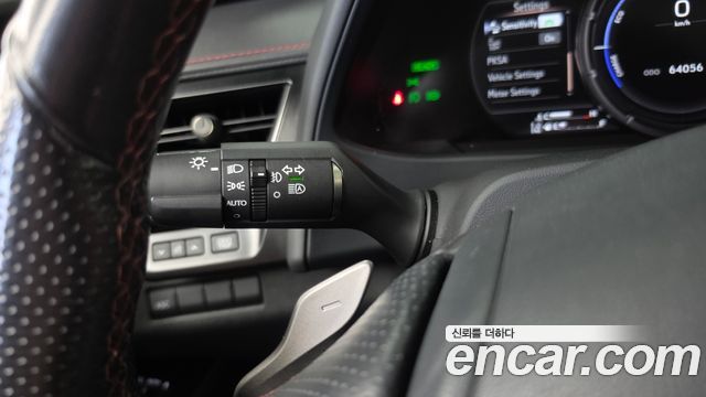 Lexus UX 2020 — photo 27