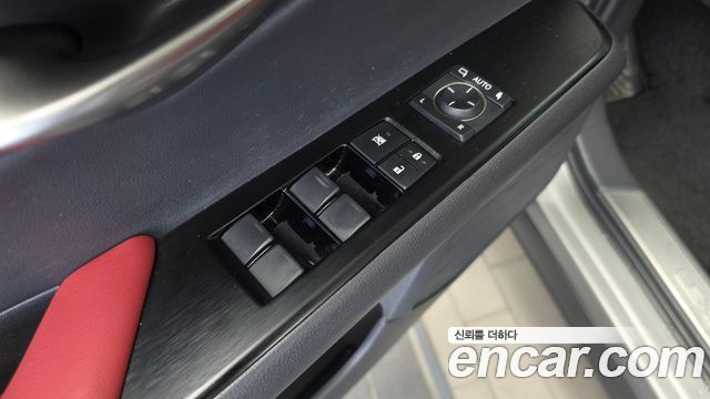 Lexus UX 2020 — photo 29