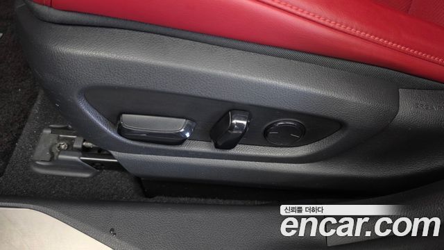Lexus UX 2020 — photo 32