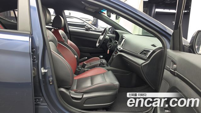 Hyundai AVANTE 2018 — photo 17