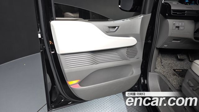 Hyundai Staria 2025 — photo 14