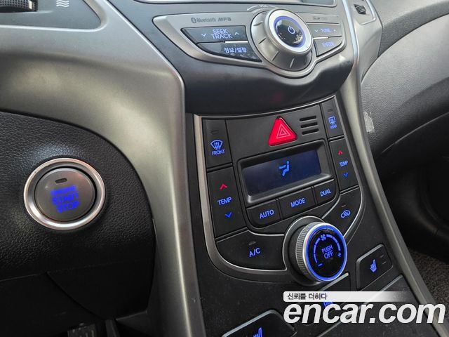 Hyundai AVANTE 2015 — photo 12