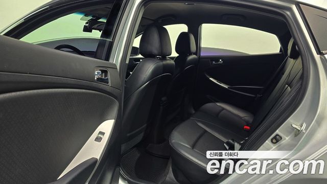 Hyundai Accent 2011 — photo 12